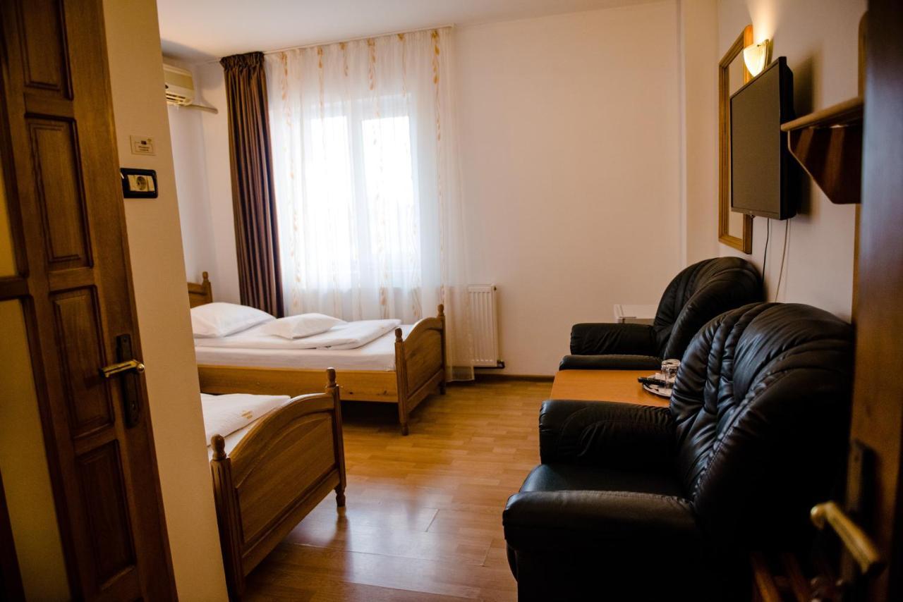 Pensiune Roua Arad Extérieur photo