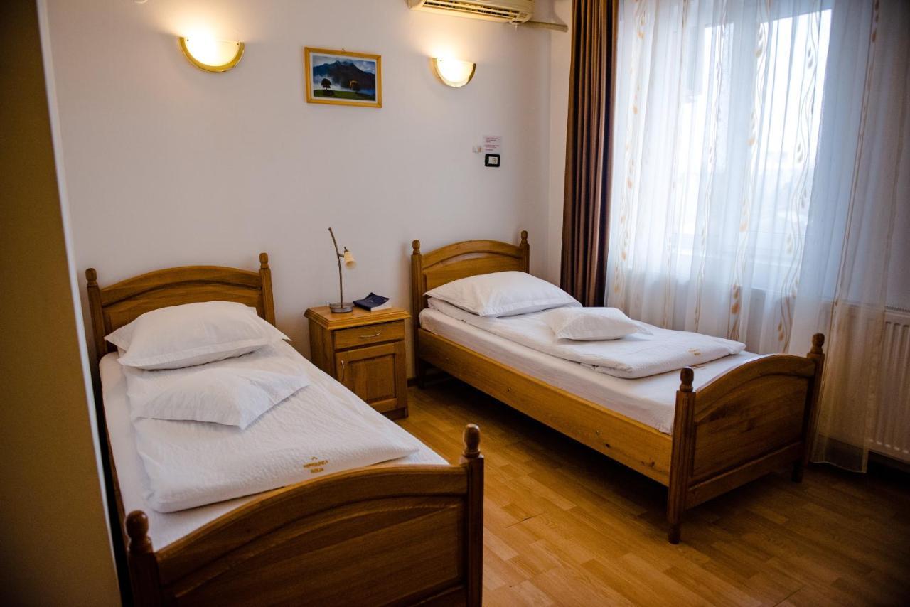 Pensiune Roua Arad Extérieur photo