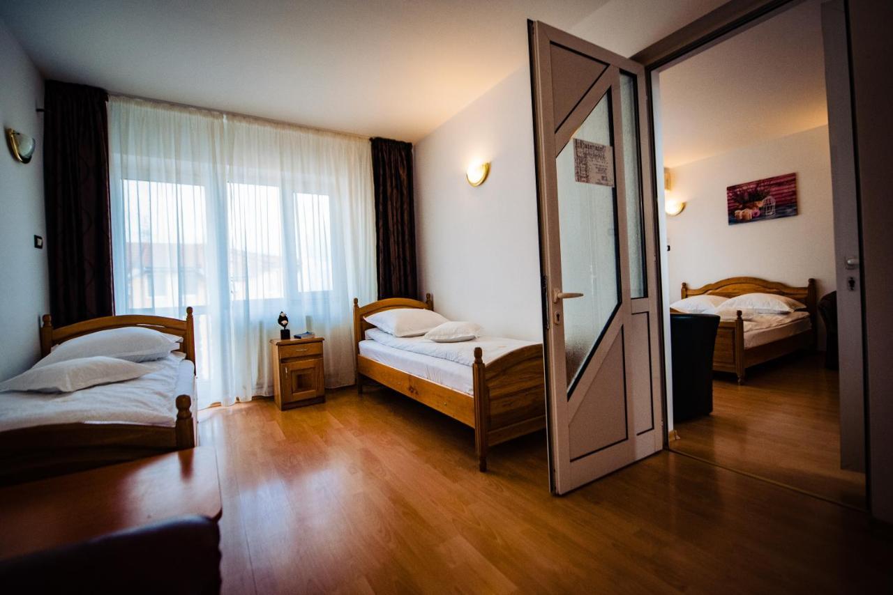 Pensiune Roua Arad Extérieur photo