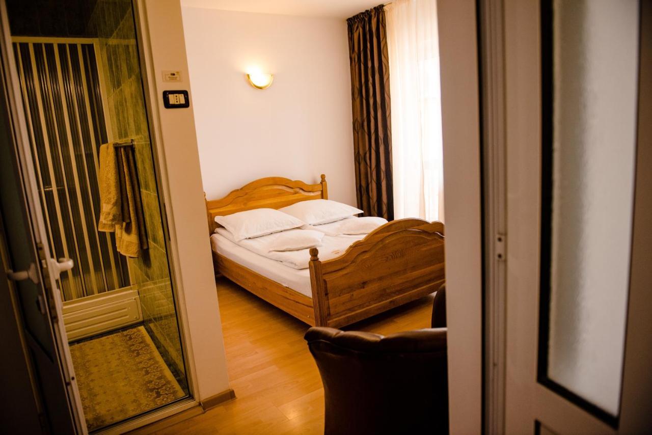 Pensiune Roua Arad Extérieur photo