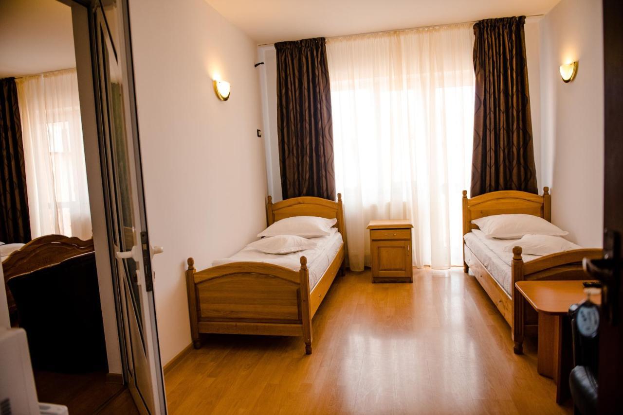 Pensiune Roua Arad Extérieur photo